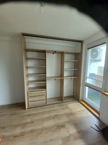 Vnútorné členenie skrine na mieru v dekore dub