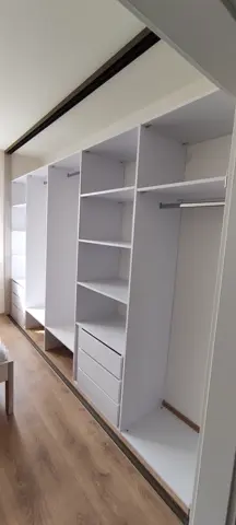 Vnútorné členenie skrine na mieru, biela