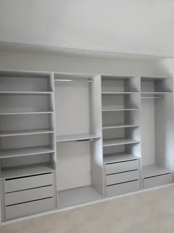 Vnútorné členenie skrine na mieru, biela