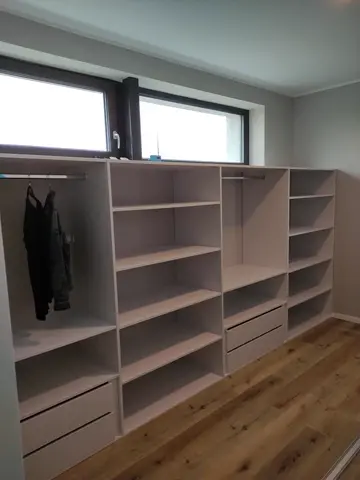 Vnútorné členenie skrine na mieru, biela
