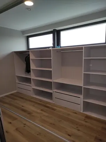Vnútorné členenie skrine na mieru, biela