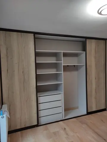 Vnútorné členenie skrine na mieru, biela