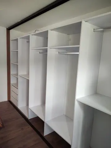 Vnútorné členenie skrine na mieru, biela