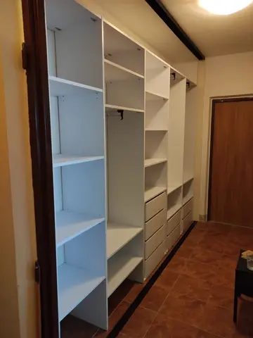 Vnútorné členenie skrine na mieru, biela