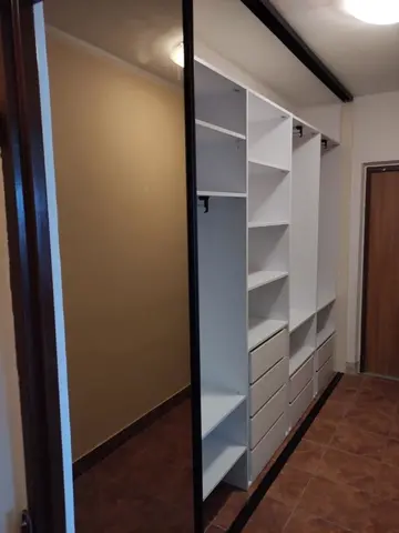 Vnútorné členenie skrine na mieru, biela