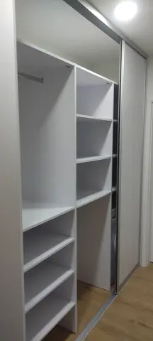 Vnútorné členenie skrine na mieru, biela