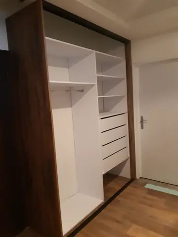 Vnútorné členenie skrine na mieru v dekore orech
