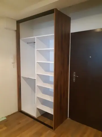 Vnútorné členenie skrine na mieru v dekore orech