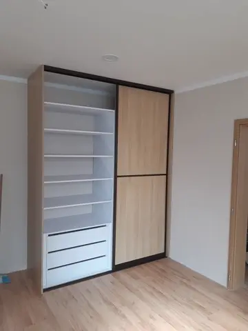 Vnútorné členenie skrine na mieru v dekore buk