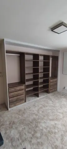Vnútorné členenie skrine na mieru v dekore orech