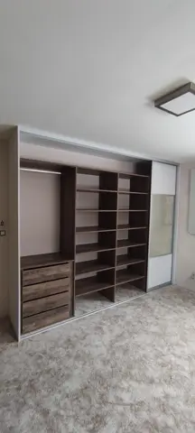 Vnútorné členenie skrine na mieru v dekore orech