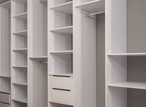 Vnútorné členenie skrine na mieru, biela