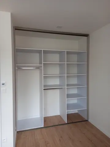 Vnútorné členenie skrine na mieru, biela