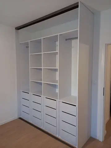 Vnútorné členenie skrine na mieru, biela