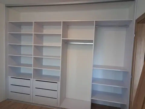 Vnútorné členenie skrine na mieru, biela