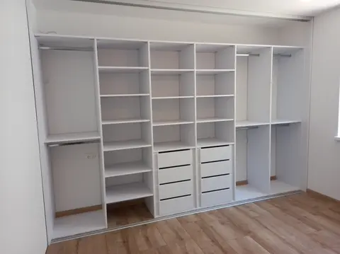Vnútorné členenie skrine na mieru, biela