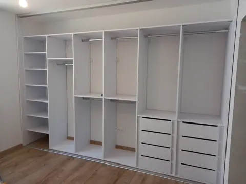 Vnútorné členenie skrine na mieru, biela