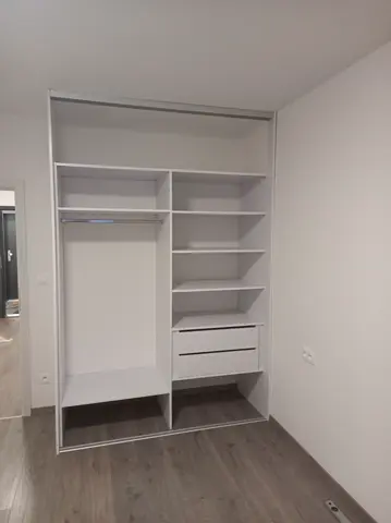 Vnútorné členenie skrine na mieru, biela