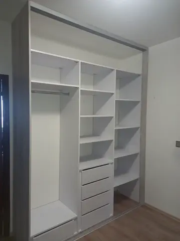 Vnútorné členenie skrine na mieru v dekore dub