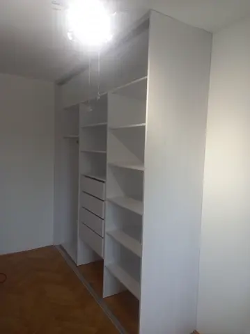 Vnútorné členenie skrine na mieru vo svetlom dekore javor