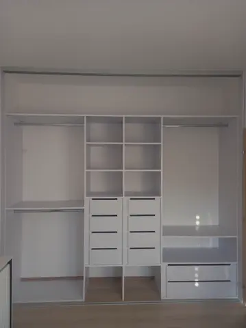 Vnútorné členenie skrine na mieru, biela