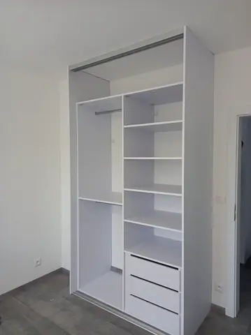 Vnútorné členenie skrine na mieru, biela