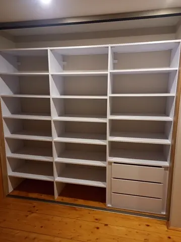 Vnútorné členenie skrine na mieru, biela