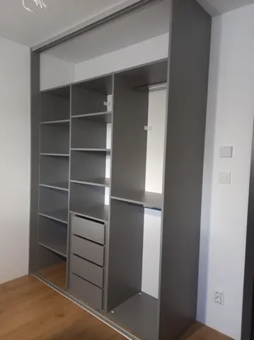 Vnútorné členenie skrine na mieru, sivá