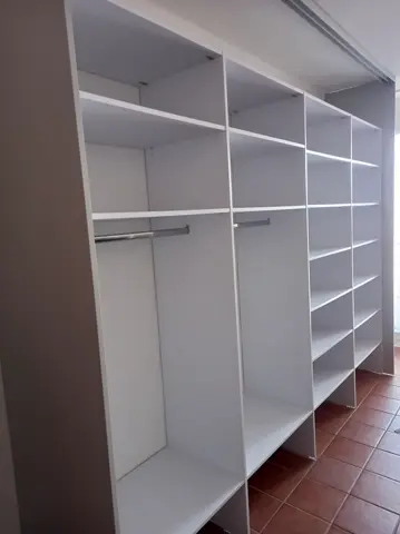 Vnútorné členenie skrine na mieru, kombinácia dekorov
