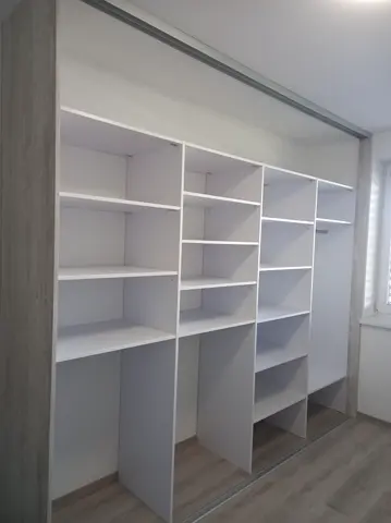 Vnútorné členenie skrine na mieru vo svetlom dekore javor