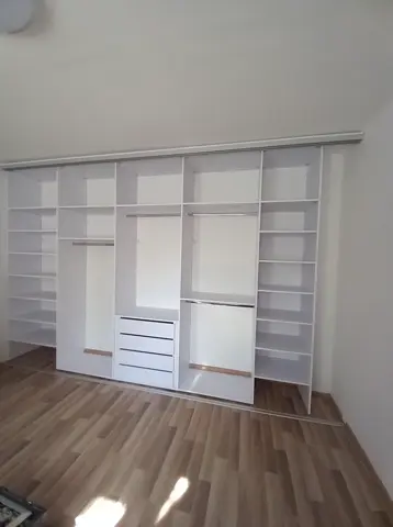 Vnútorné členenie skrine na mieru, biela