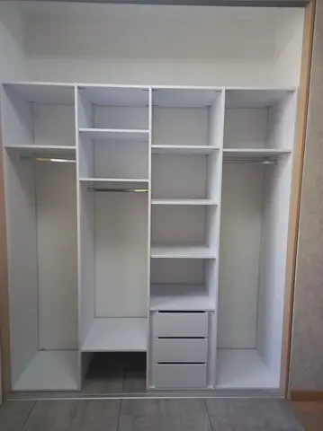 Vnútorné členenie skrine na mieru, biela