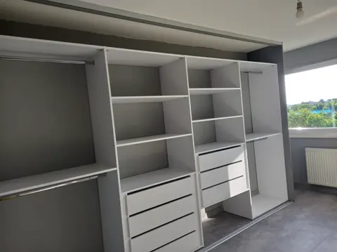 Vnútorné členenie skrine na mieru, sivá