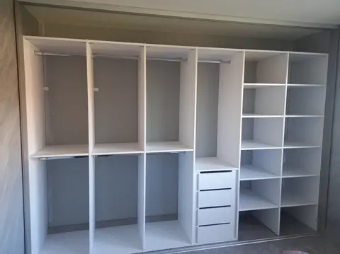 Vnútorné členenie skrine na mieru, biela