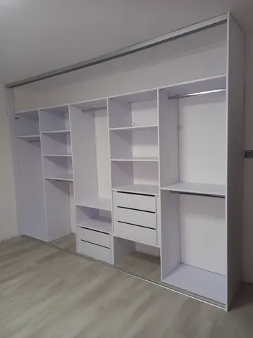 Vnútorné členenie skrine na mieru, biela