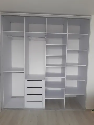 Vnútorné členenie skrine na mieru, biela