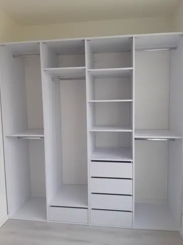Vnútorné členenie skrine na mieru, biela