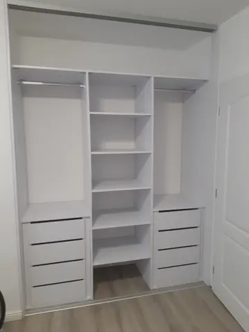 Vnútorné členenie skrine na mieru, biela