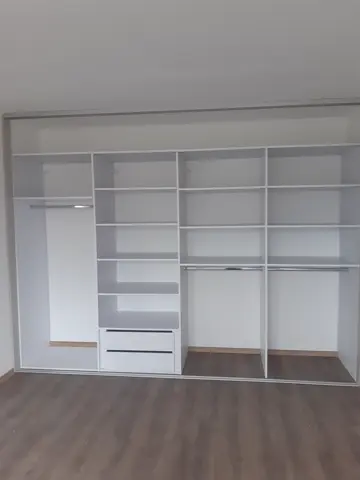 Vnútorné členenie skrine na mieru, biela