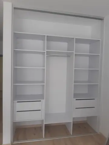 Vnútorné členenie skrine na mieru, biela