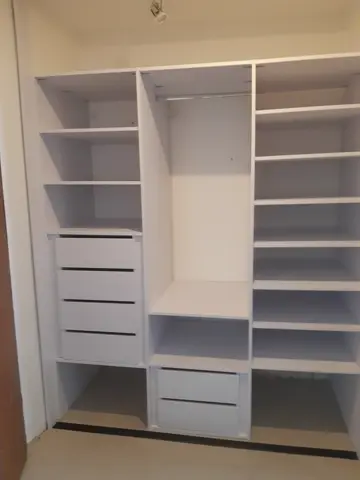 Vnútorné členenie skrine na mieru, biela