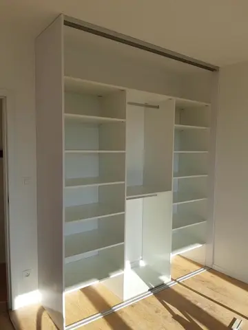 Vnútorné členenie skrine na mieru, biela