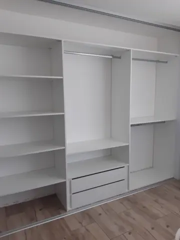 Vnútorné členenie skrine na mieru, biela