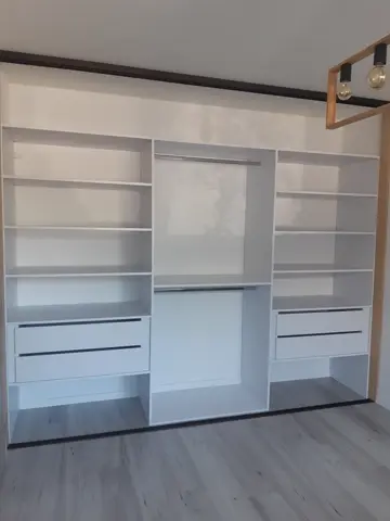 Vnútorné členenie skrine na mieru, biela
