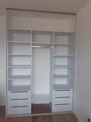 Vnútorné členenie skrine na mieru, biela