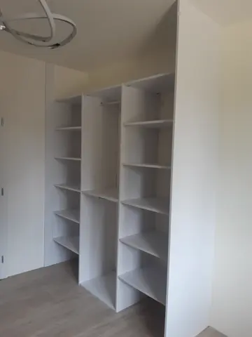 Vnútorné členenie skrine na mieru, biela