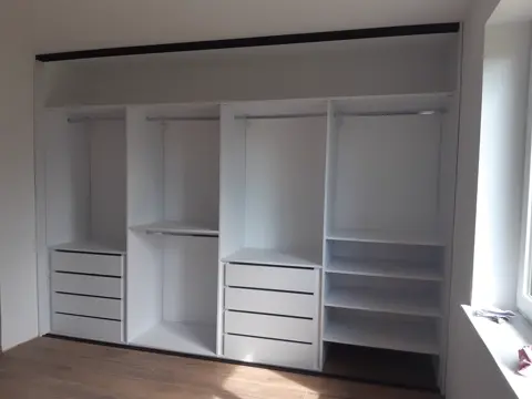 Vnútorné členenie skrine na mieru, biela