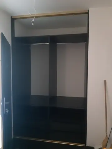 Vnútorné členenie skrine na mieru, antracit