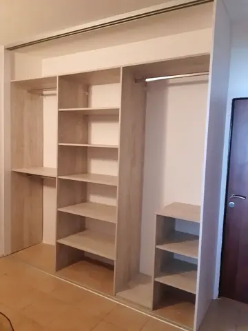 Vnútorné členenie skrine na mieru vo svetlom dekore javor