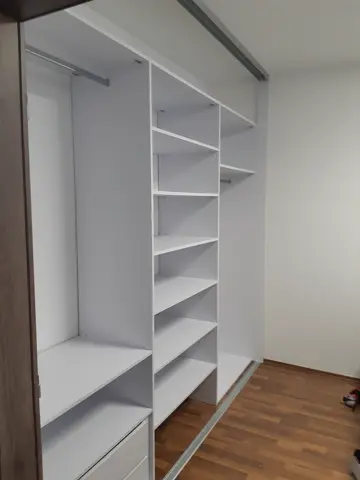 Vnútorné členenie skrine na mieru, biela